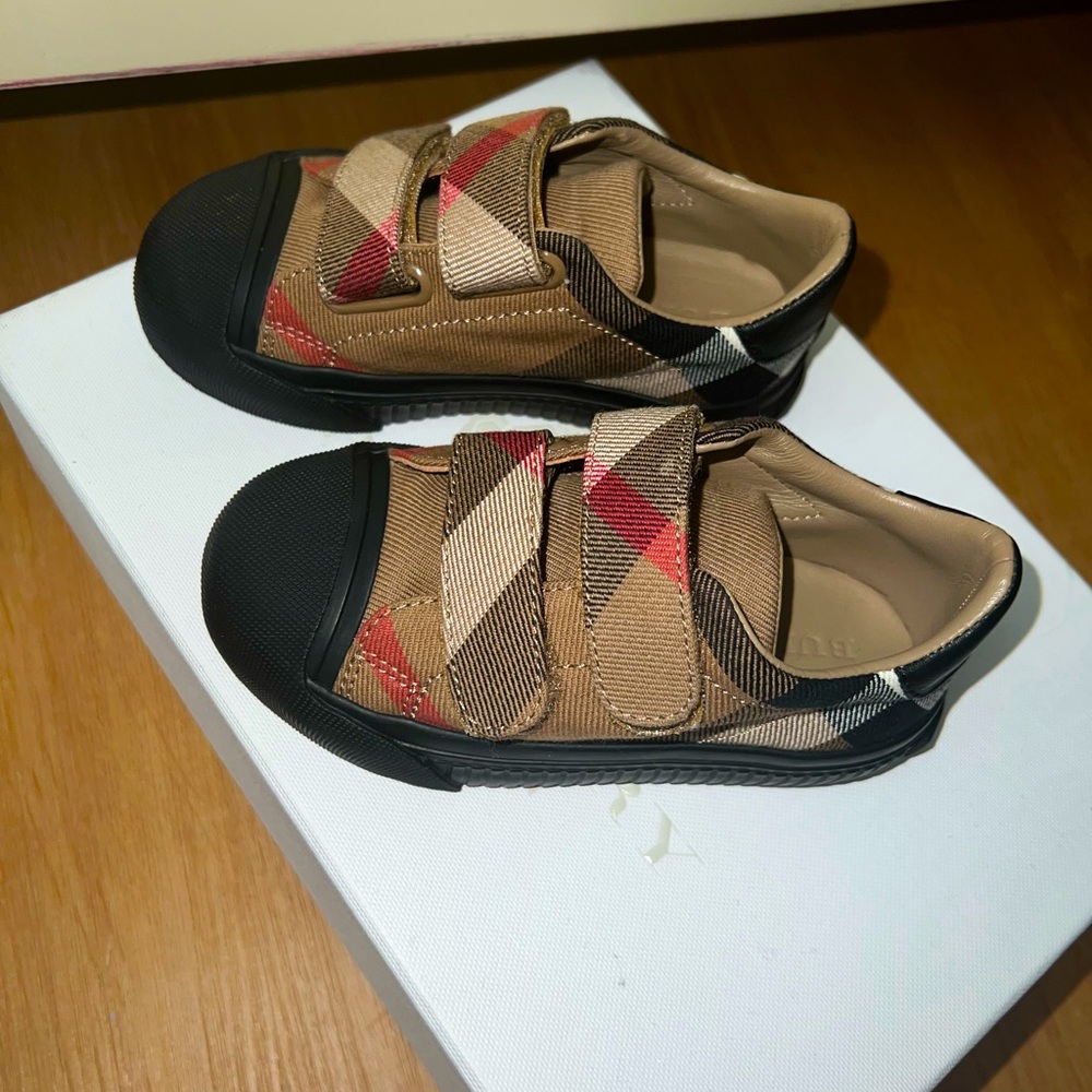 Worn once in the house for Birthday. Excellent condition. 100% authentic